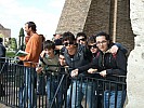 16 - Tutti in posa per una bella foto al colosseo! .jpg